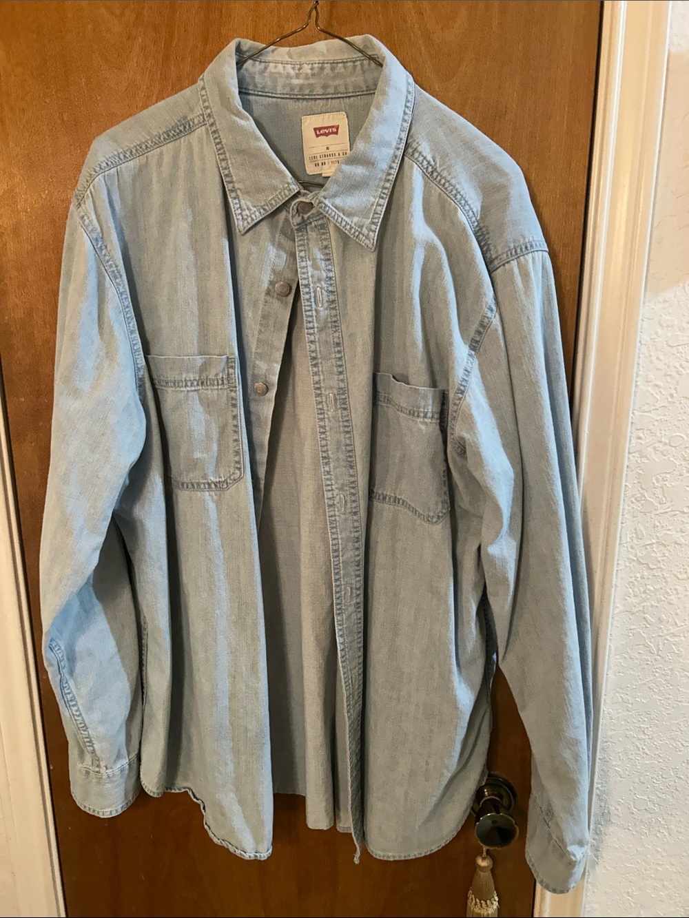 Levi's Light Wash Denim Shirt Jacket in Pale Blue. XL